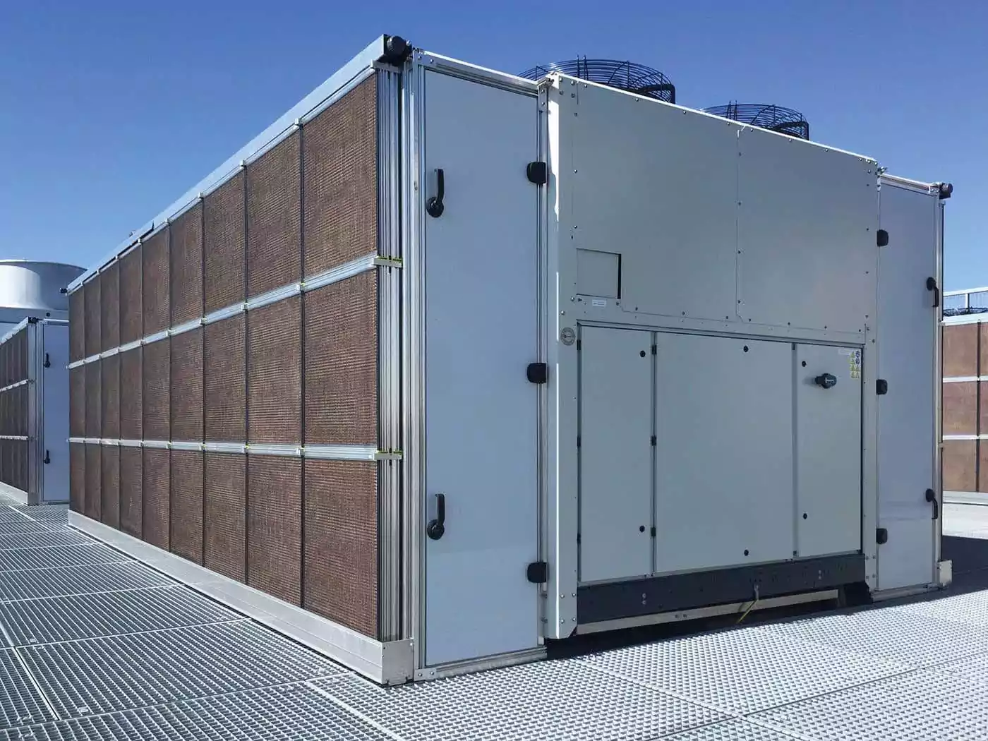Oxycom’s Pre-Cooling Solution for Air-Cooled Chillers